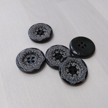 Botón de madera negro con flor