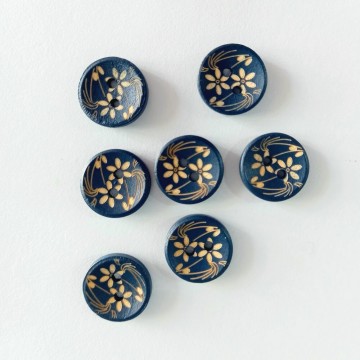 Botones de madera azul con flores